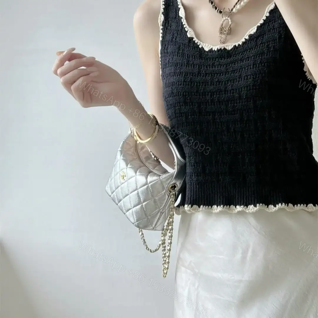 View 17 of 高仿Chanel*26P系列AP4386小牛皮Hobo手袋銀色免檢版