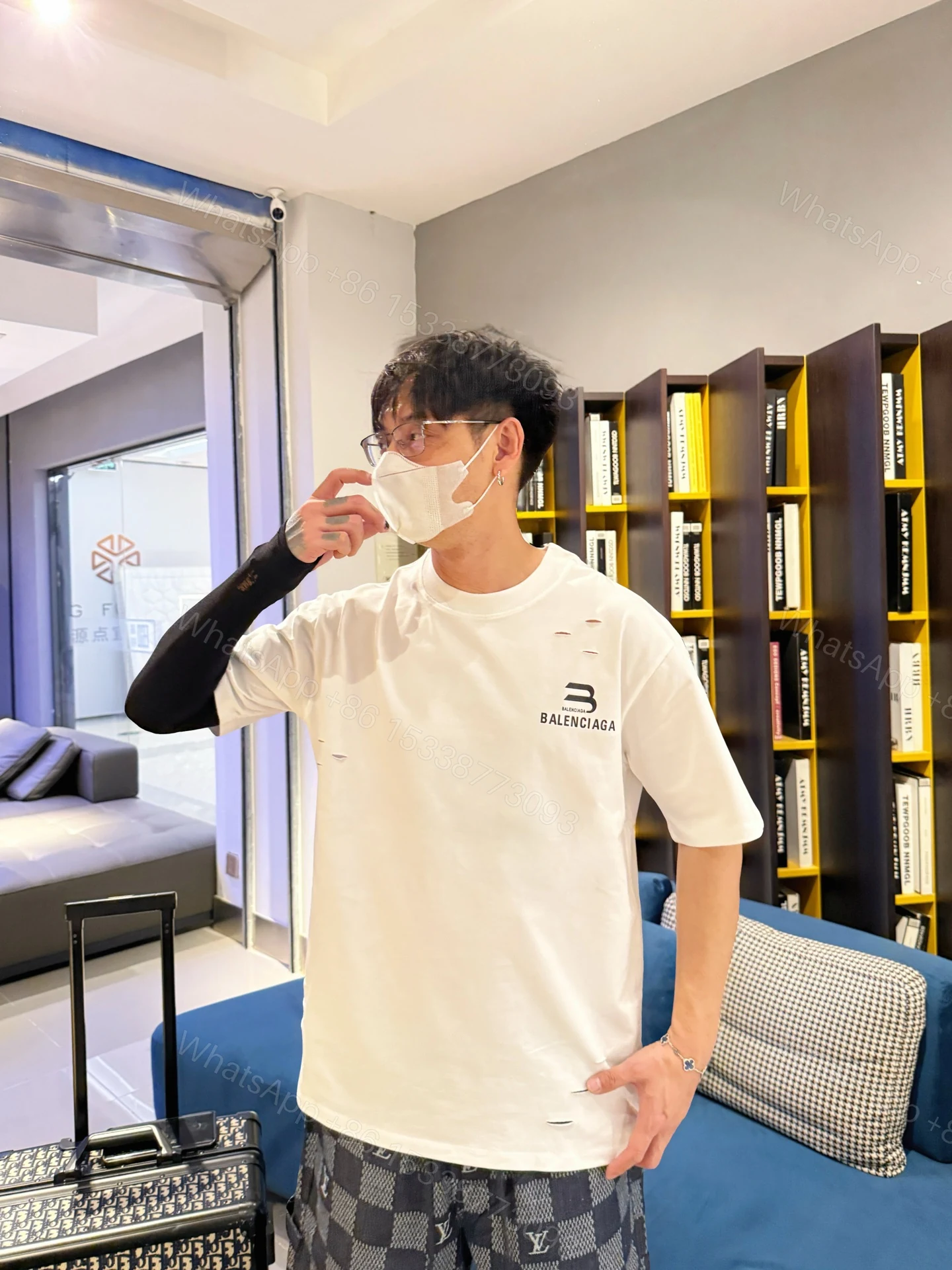 Balenciaga 原單T恤 男款白色破洞LOGO寬鬆短袖上衣 — view 1