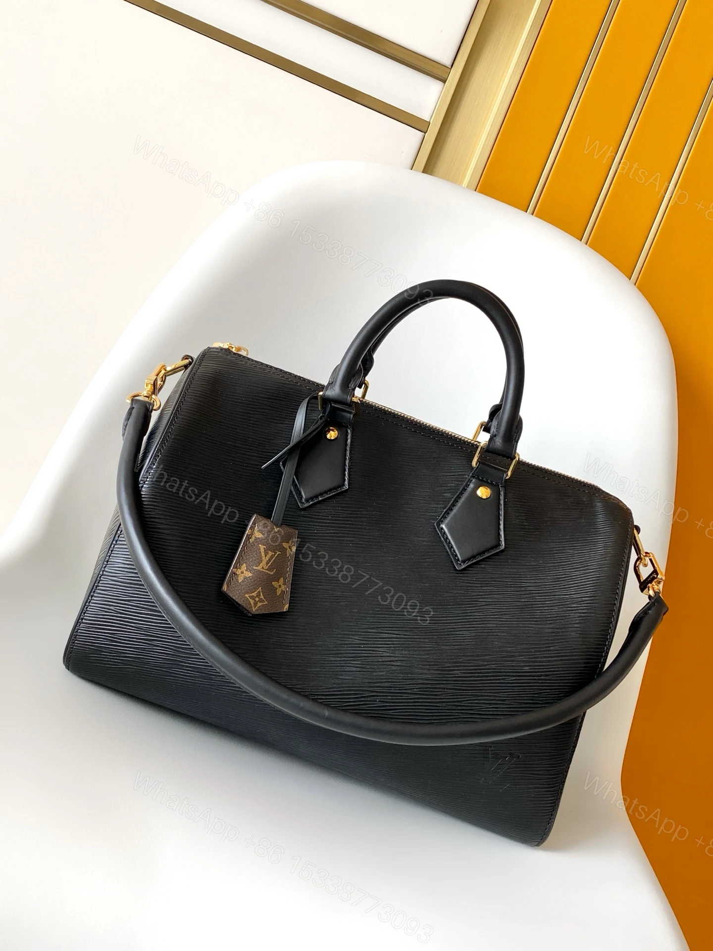 LV A貨黑色Epi紋手提包 經典挺版都會風格 — view 1