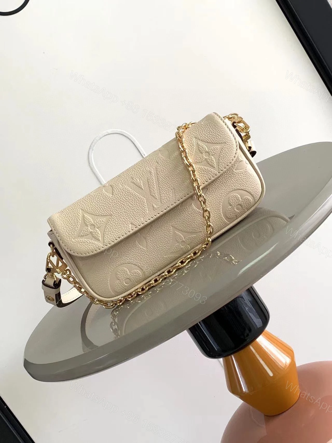 LV 一比一杏色Monogram壓紋小方包 金鍊肩背設計百搭款 — view 1