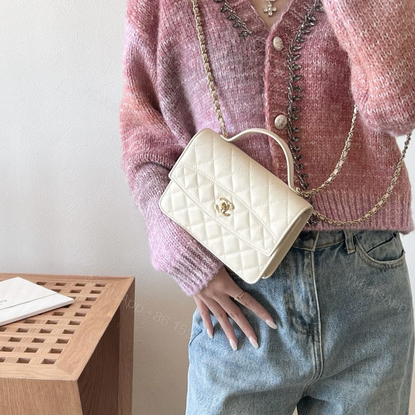 View 13 of 高仿Chanel*25C系列AS4406小球紋牛皮郵差包白色免檢版