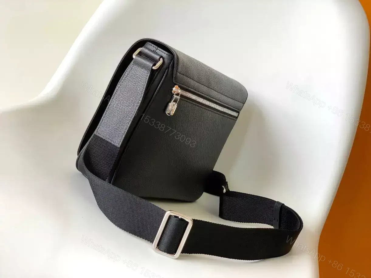 View 9 of LOUIS VUITTON DISTRICT PM – LBV410