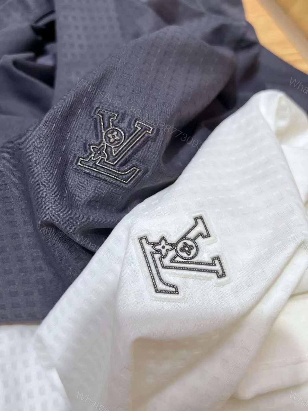View 4 of FIRST COPY LOUIS VUITTON SEAMLESS FABRIC T-SHIRTS