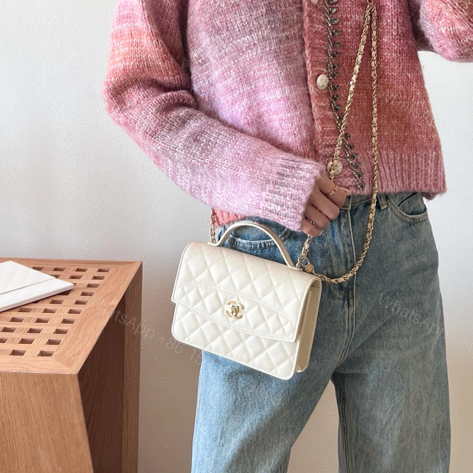 View 16 of 高仿Chanel*25C系列AS4406小球紋牛皮郵差包白色免檢版