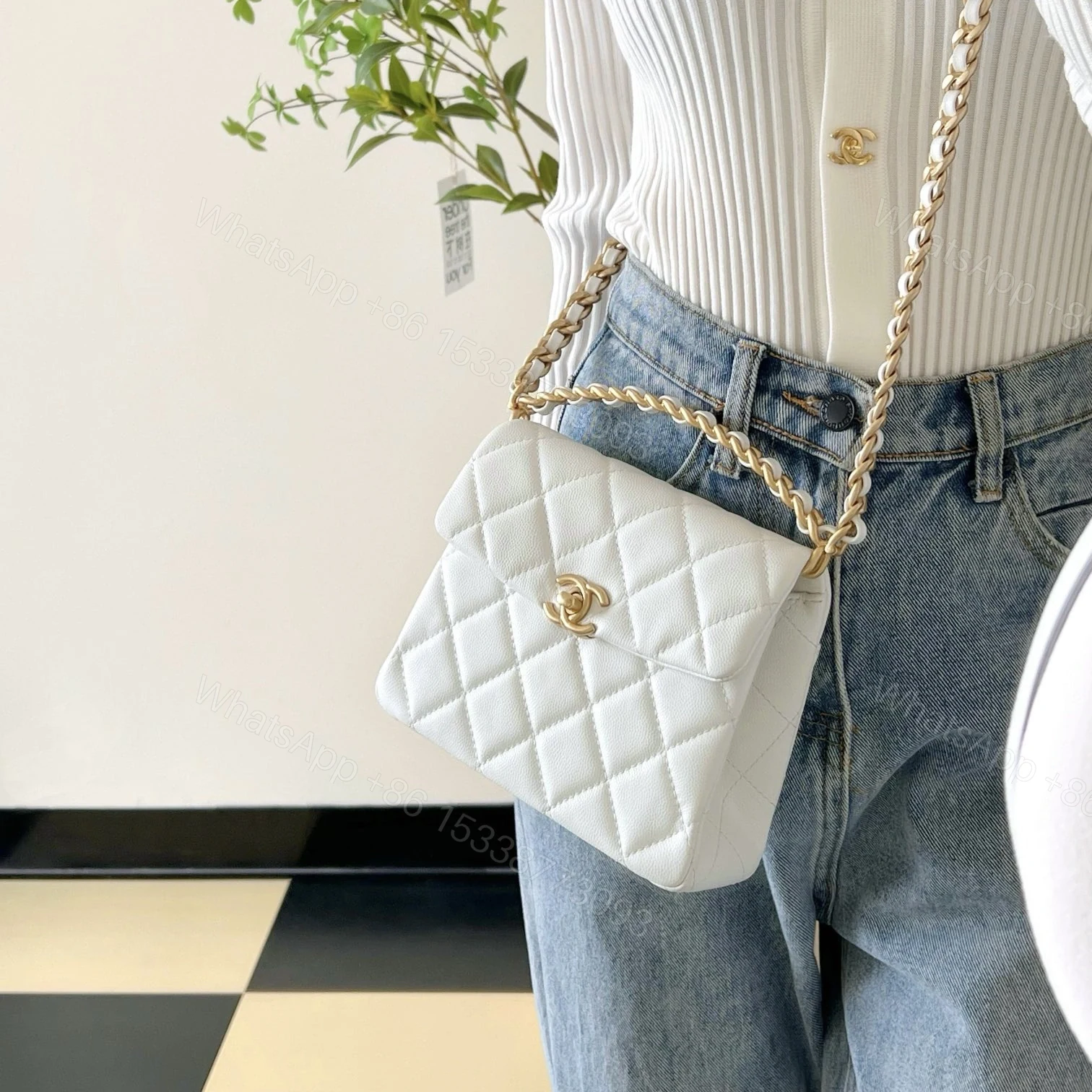 View 18 of 高仿Chanel*24S系列AS4472白色球紋牛皮單肩包免檢版