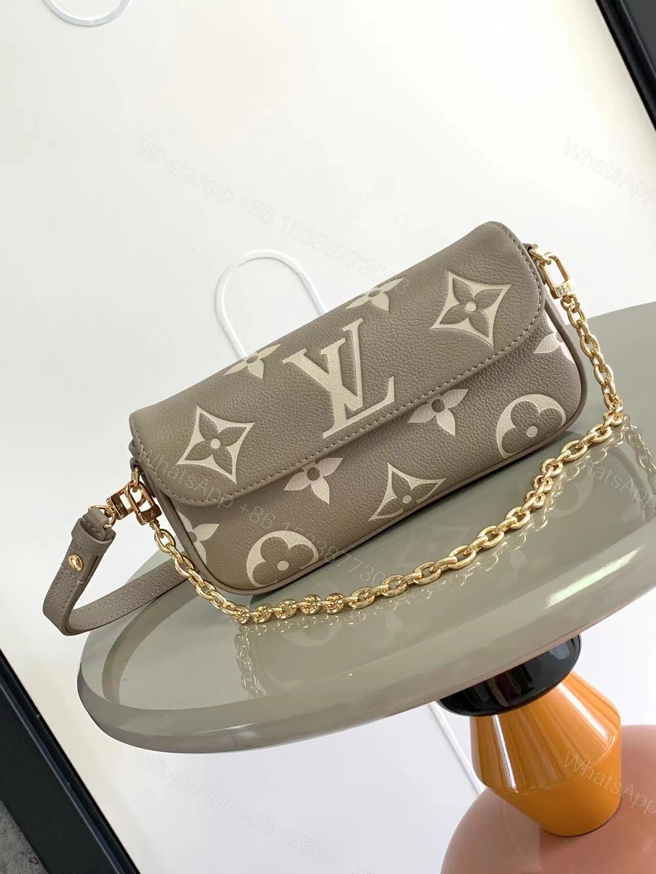 LV 高仿鏈條短肩包灰杏配色 Monogram壓紋皮革時尚新作 — view 1