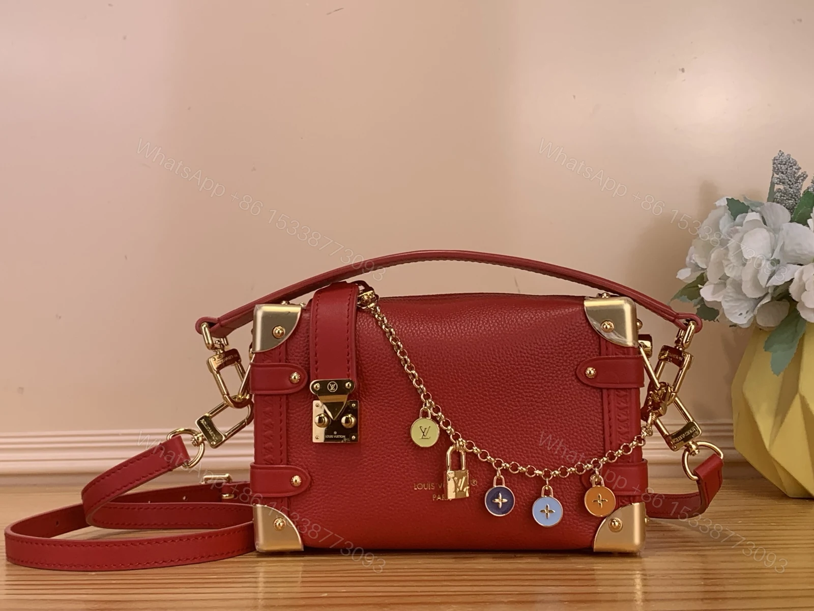 LV A貨 女款 紅色鎖扣鏈條斜背包 經典復古小方包 — view 1