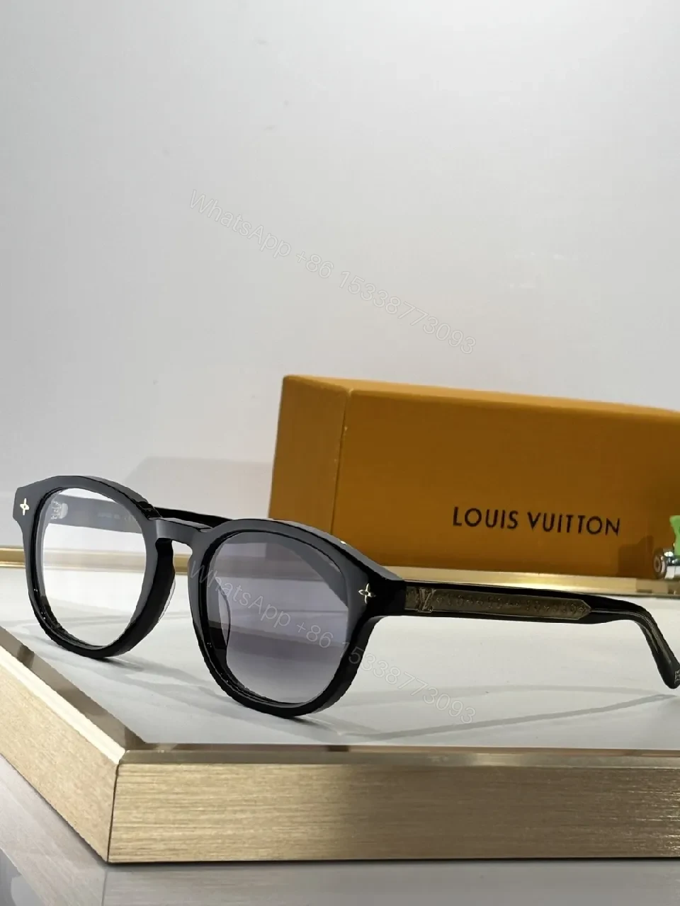 Black Acetate Cat-Eye Sunglasses – Luxury-Style UV Lenses — view 1