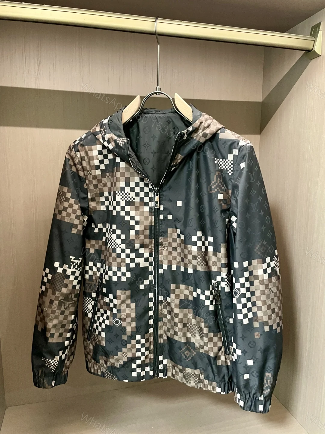LV A貨風衣外套 幾何棋盤格Monogram輕薄防風外套 — view 1