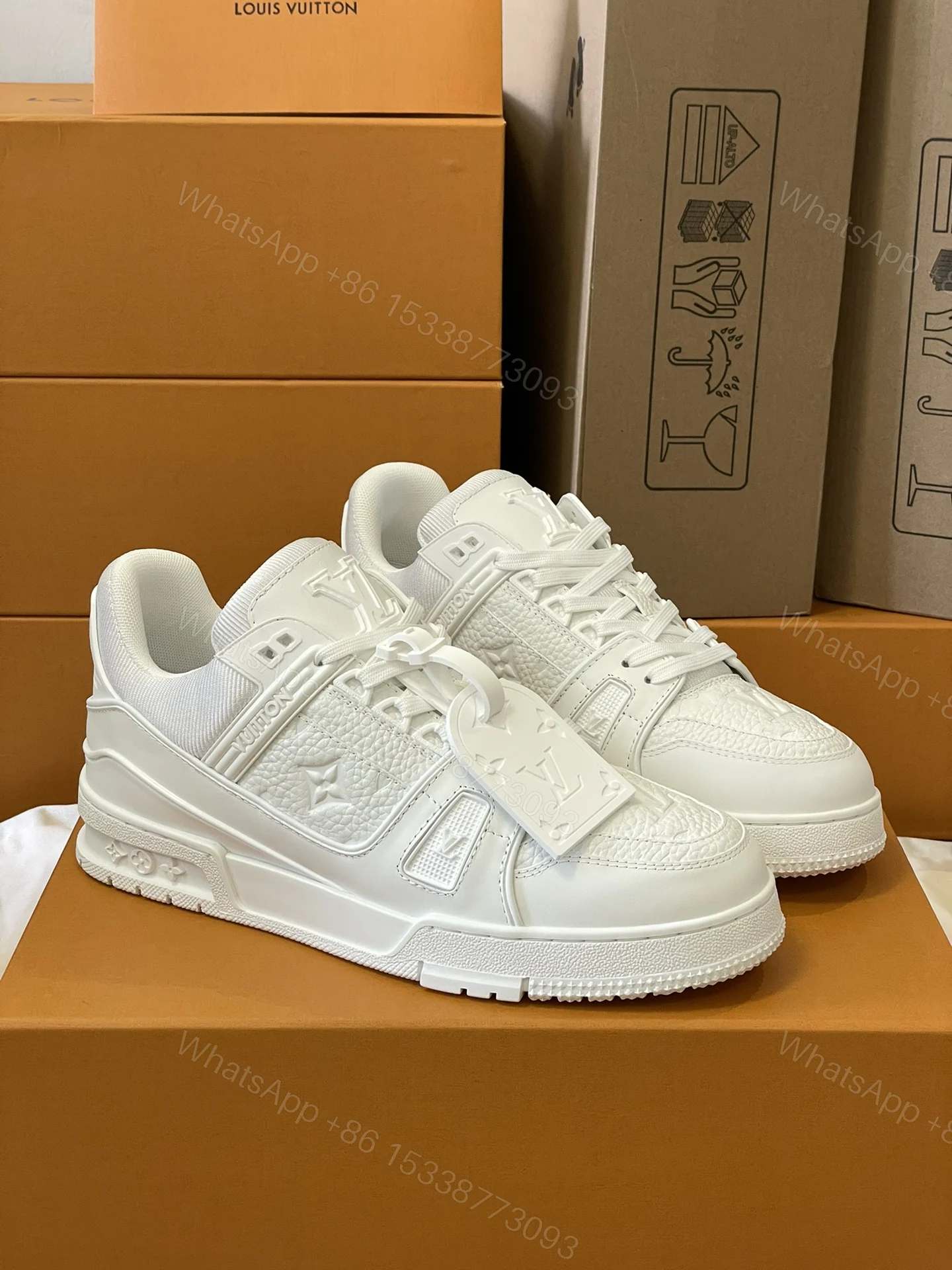 LV 高仿白色 LV Trainer 運動鞋 全皮壓紋款 低調百搭潮流風格 — view 1