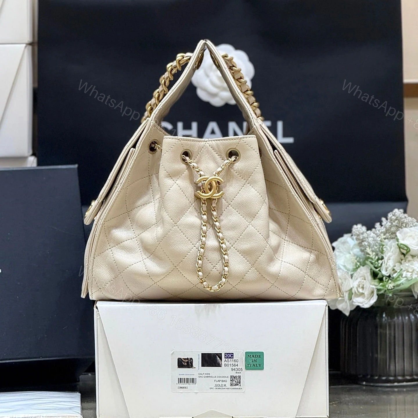 CHANEL 25 HANDBAG IN CREAM 30 GRAINED CALFSKIN GOLD HARDWARE — view 1