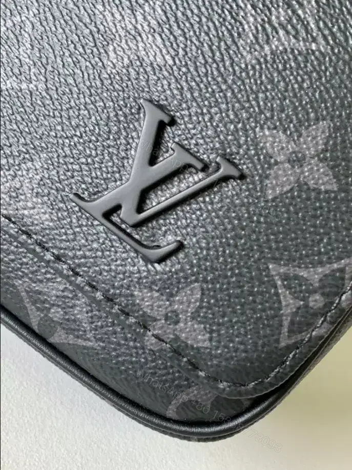 View 9 of LOUIS VUITTON DISTRICT PM – LBV409