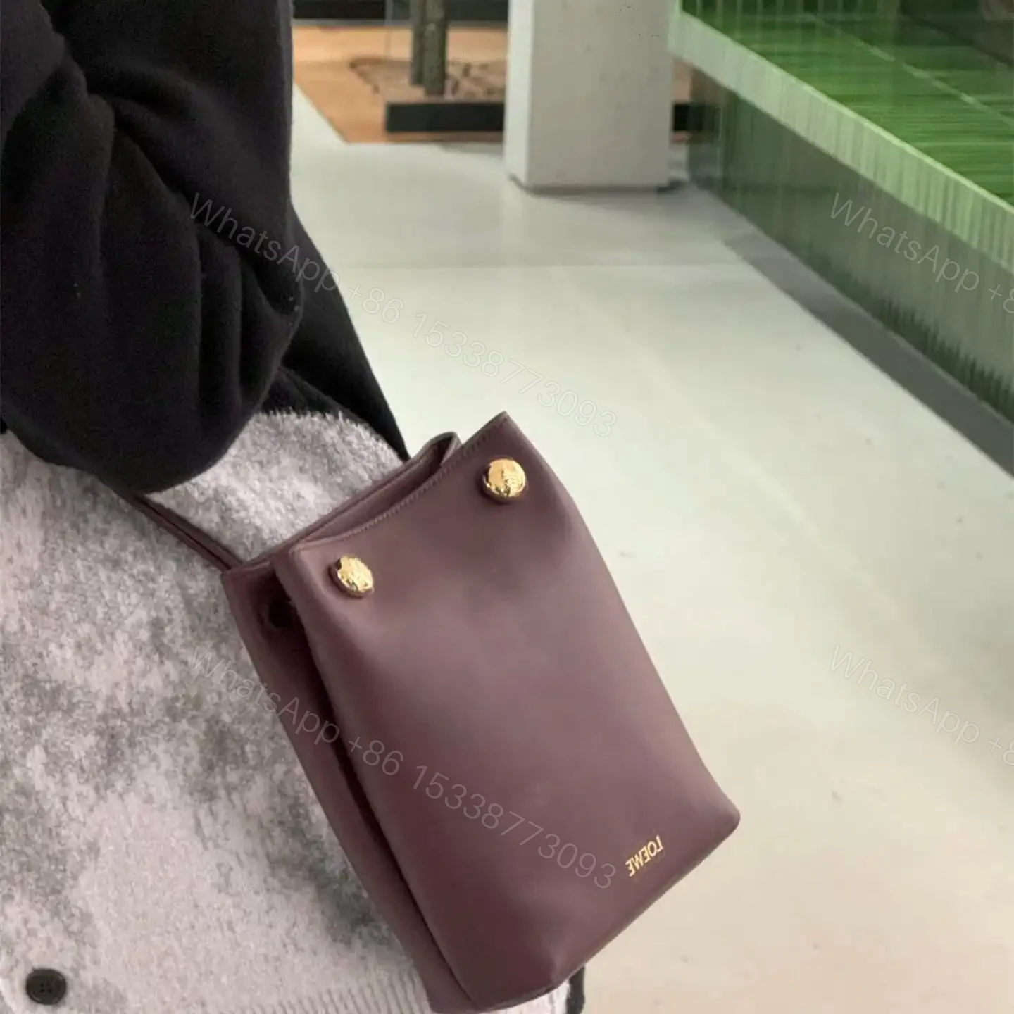 View 20 of 高仿Loewe*Pebble系列7240小牛皮斜跨包酒紅色免檢版