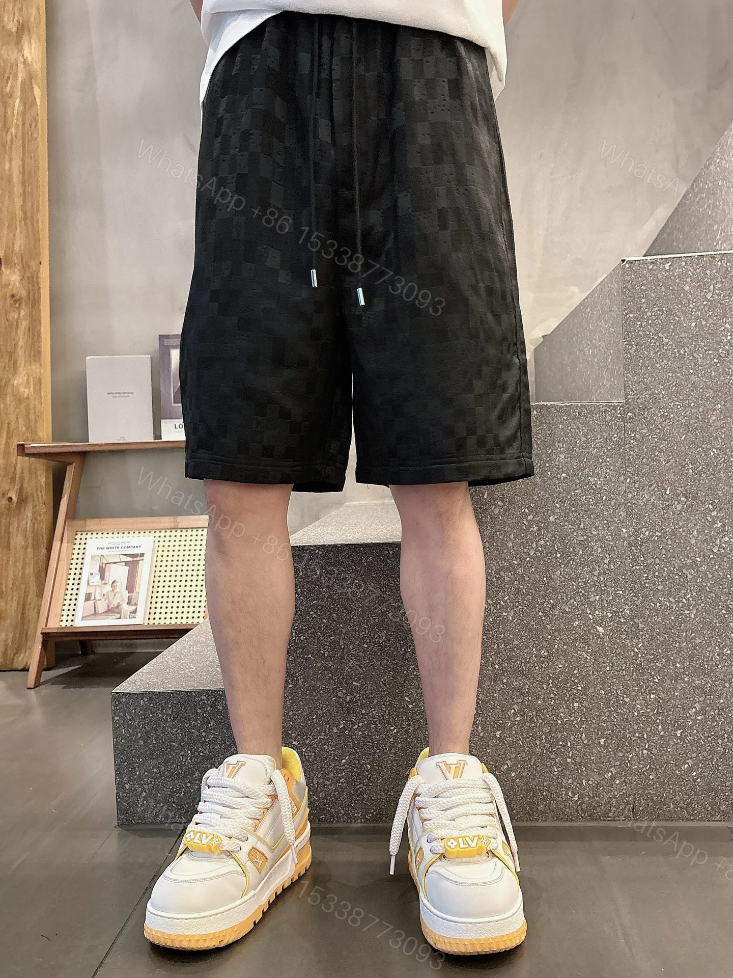 LV高端黑色棋盤格短褲 夏季經典提花設計 潮流街頭風百搭款 — view 1