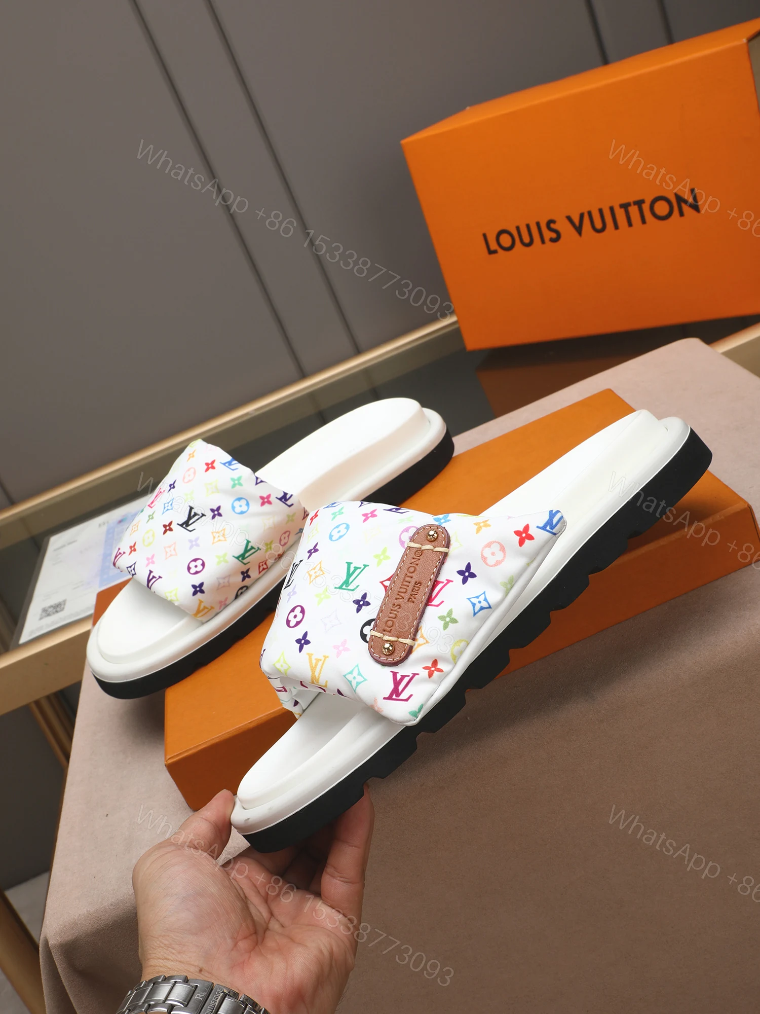 LV 高仿 彩色老花厚底拖鞋 舒適休閒一字拖 白色款 — view 1