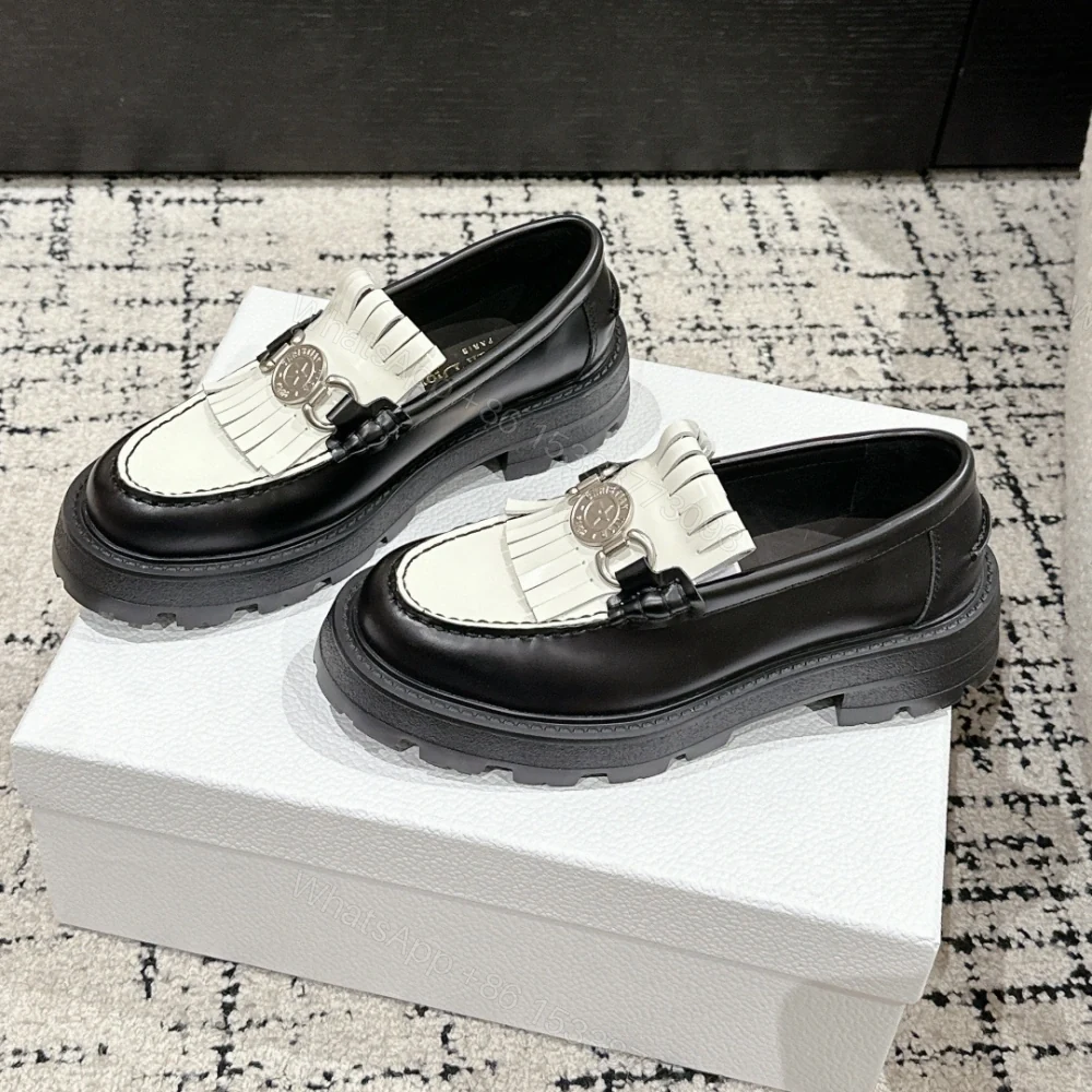 View 2 of 高仿Dior*Emblem系列KDB964女款樂福鞋黑白免檢版