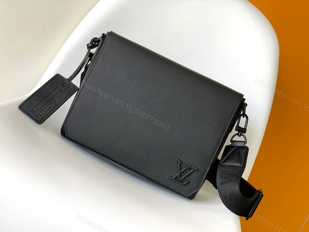 LV A貨黑色斜背郵差包 極簡風格都會男士必備 — view 1