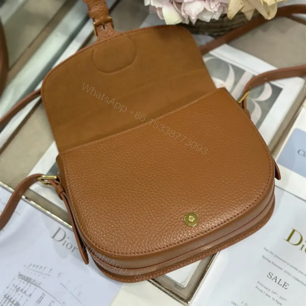 View 5 of 高仿Dior*Bobby系列M931M44M牛皮斜挎包棕色中號免檢版