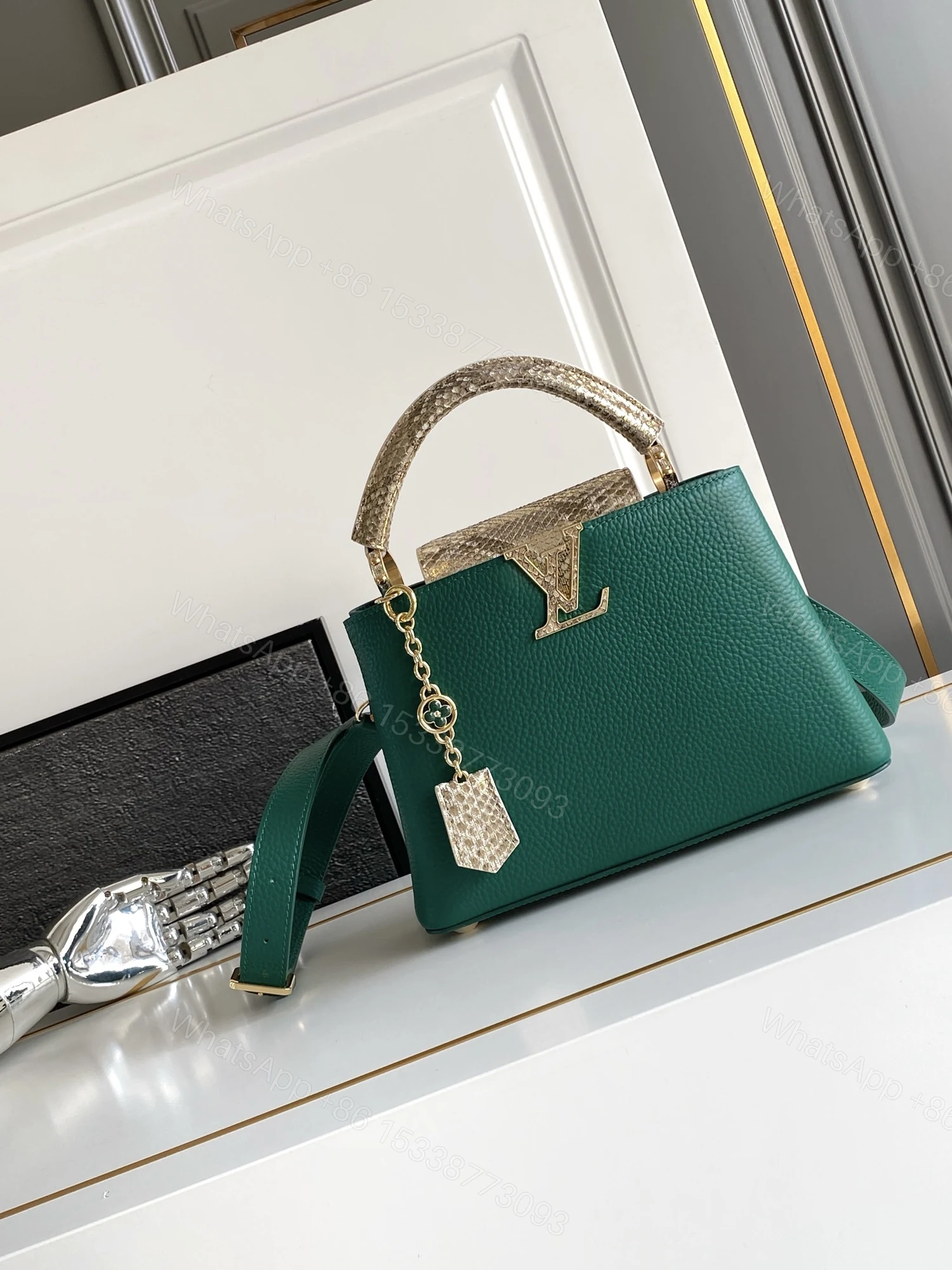 LV 高仿 女款 Capucines 深綠蛇紋手提包 經典斜背包 — view 1