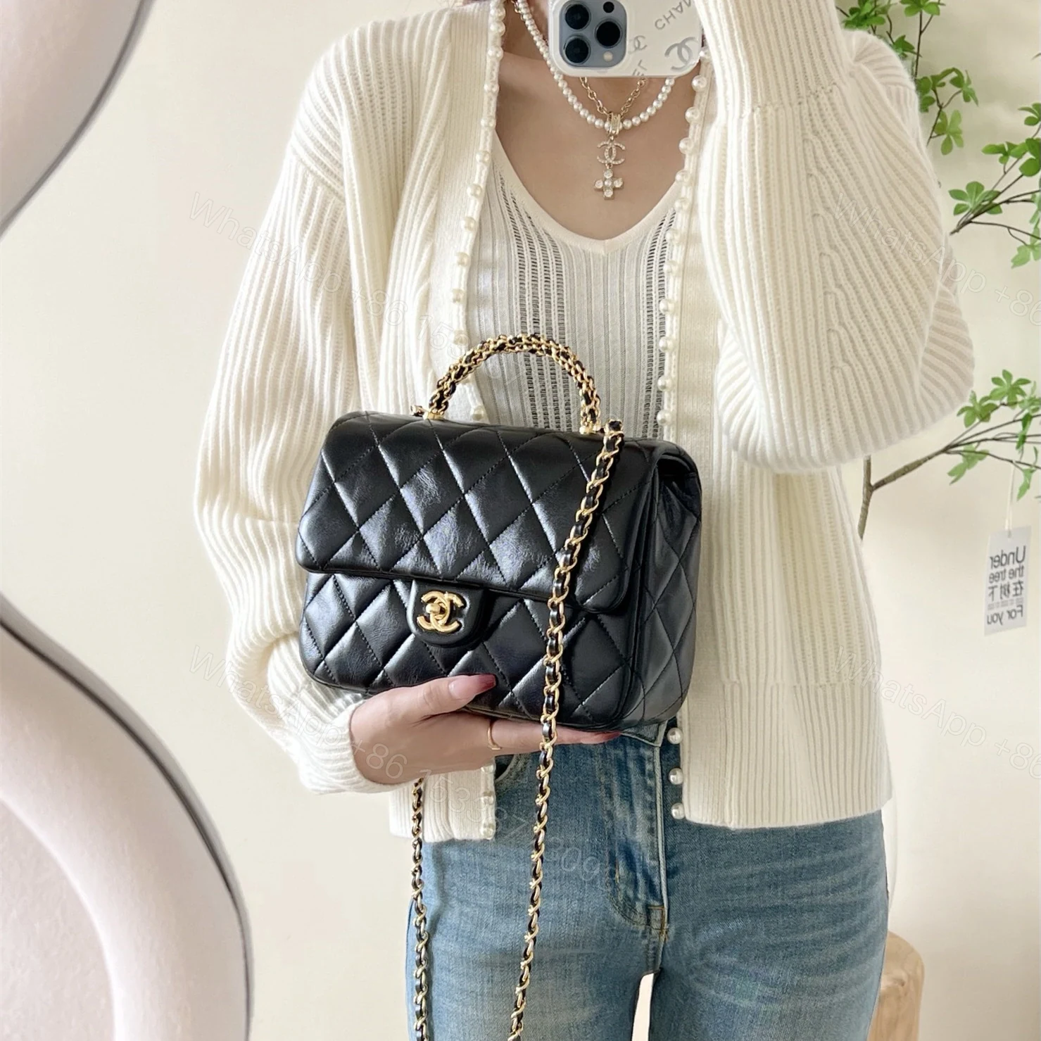 View 23 of 高仿Chanel*24B系列AS4166小羊皮郵差包黑色大號免檢版
