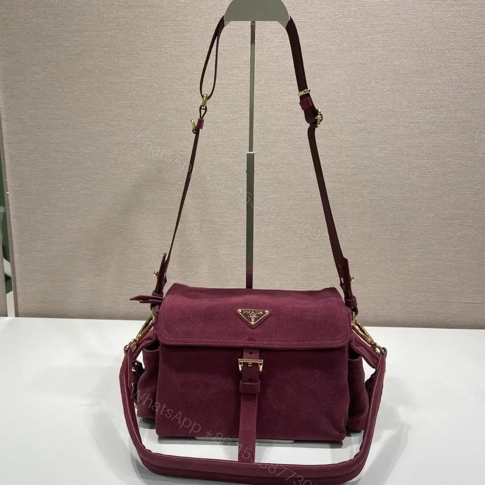 高仿Prada*Explore系列1BD394麂皮郵差包中號酒紅色免檢版 — view 1