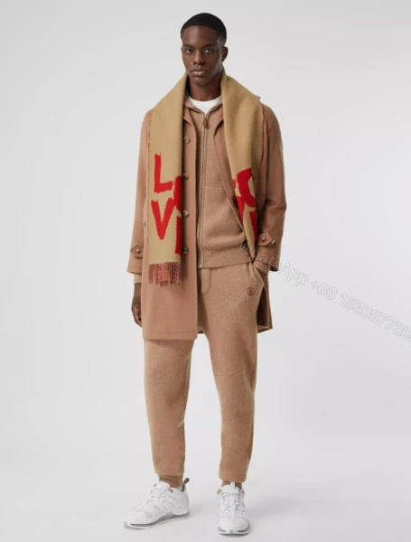 View 3 of Burberry巴宝莉LOVE图案格纹提花羊绒围巾/黑色/典藏米色