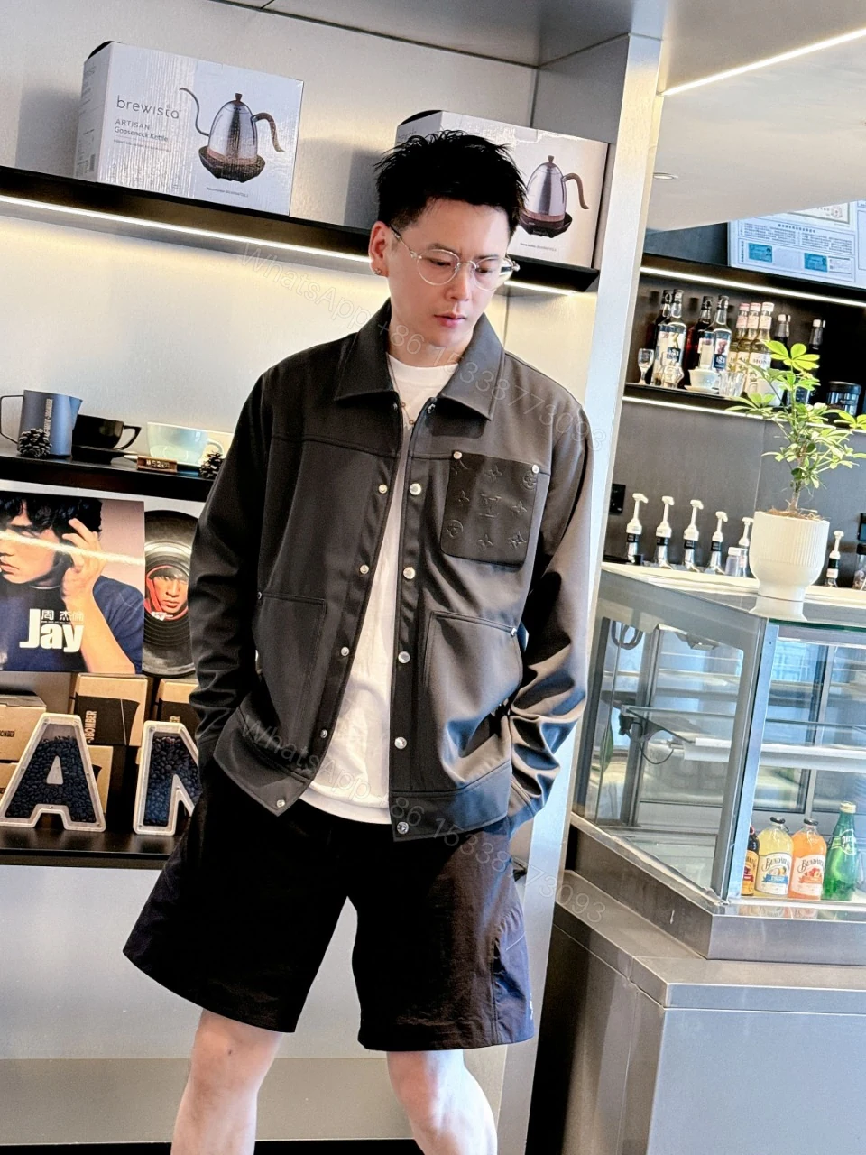 LV A貨灰色男士外套 簡約壓紋胸袋設計 — view 1