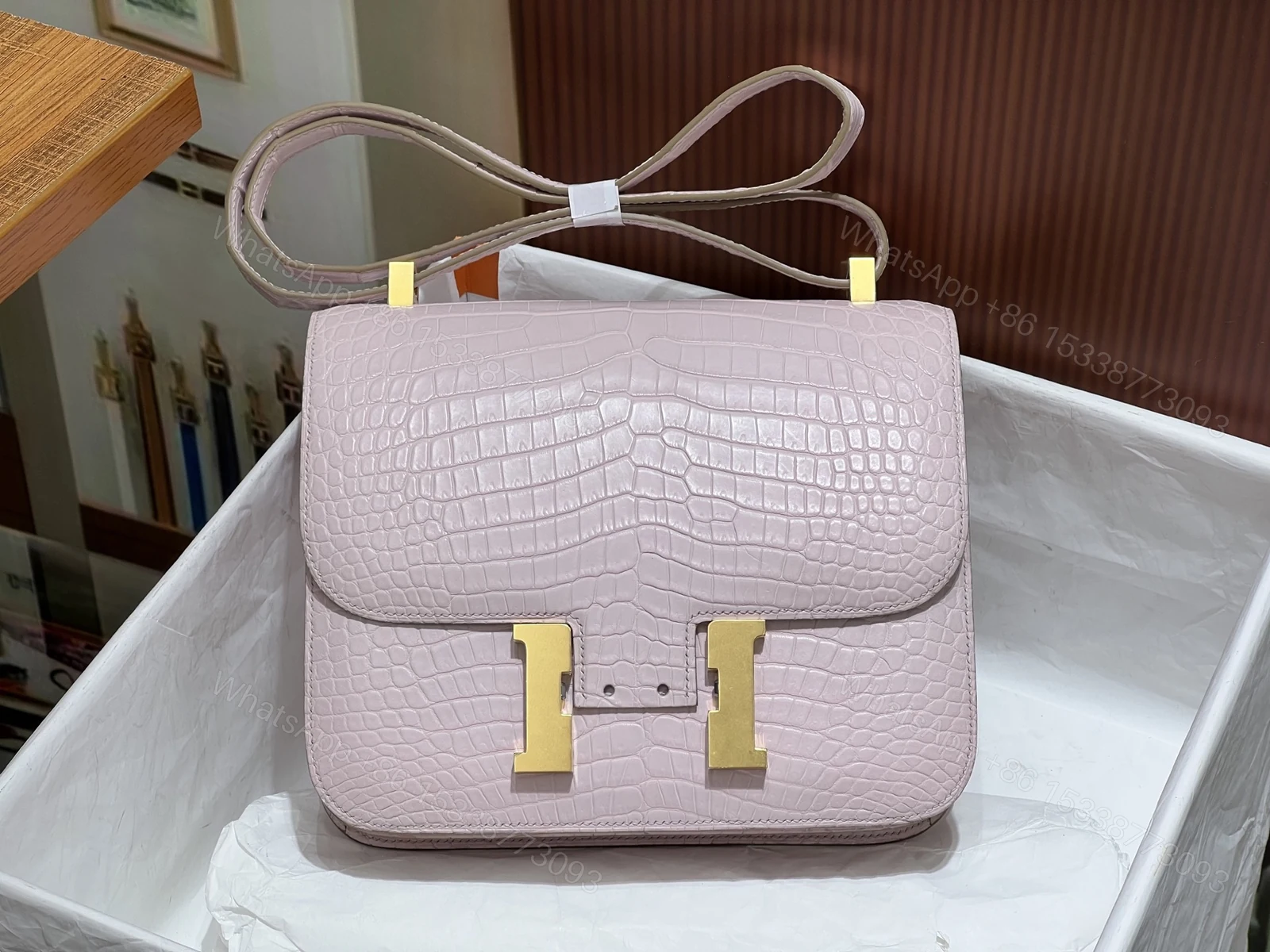 Hermes 高仿 女款 Constance 淺粉鱷魚紋金扣斜背包 奢華氣質款 — view 1