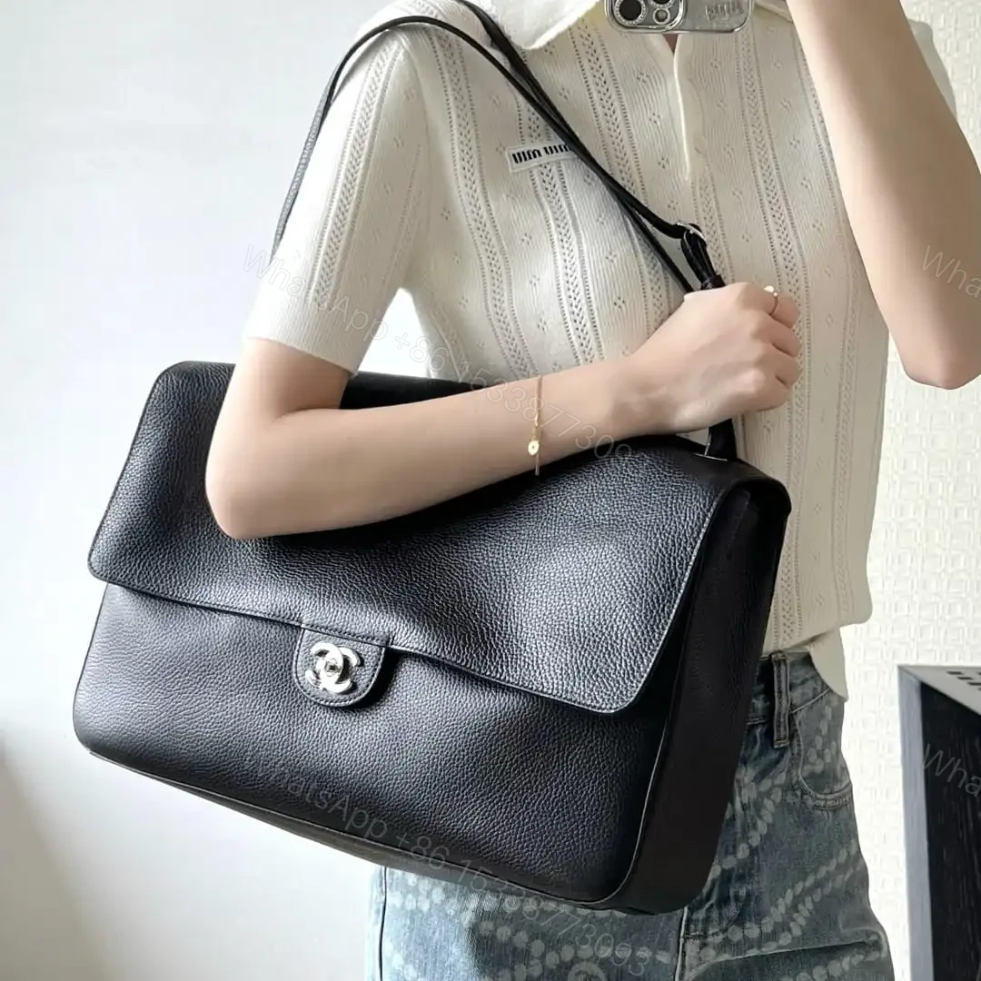 View 25 of 高仿Chanel*26S系列AS6233粒面小牛皮翻蓋包黑色超大號免檢版