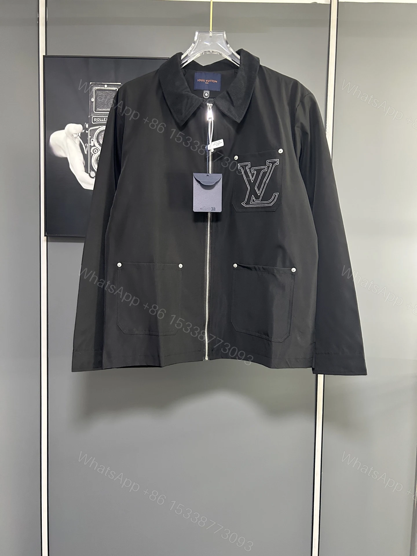 LV 精品仿製黑色拉鍊夾克外套 經典LV徽章工藝設計 — view 1