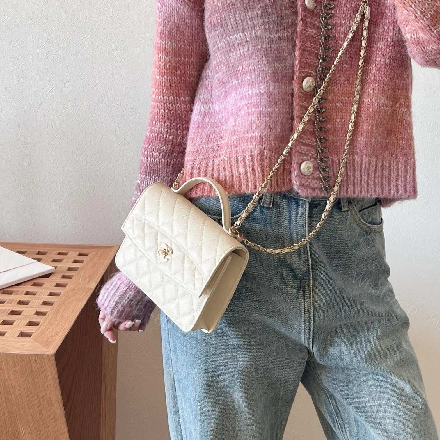 View 15 of 高仿Chanel*25C系列AS4406小球紋牛皮郵差包白色免檢版