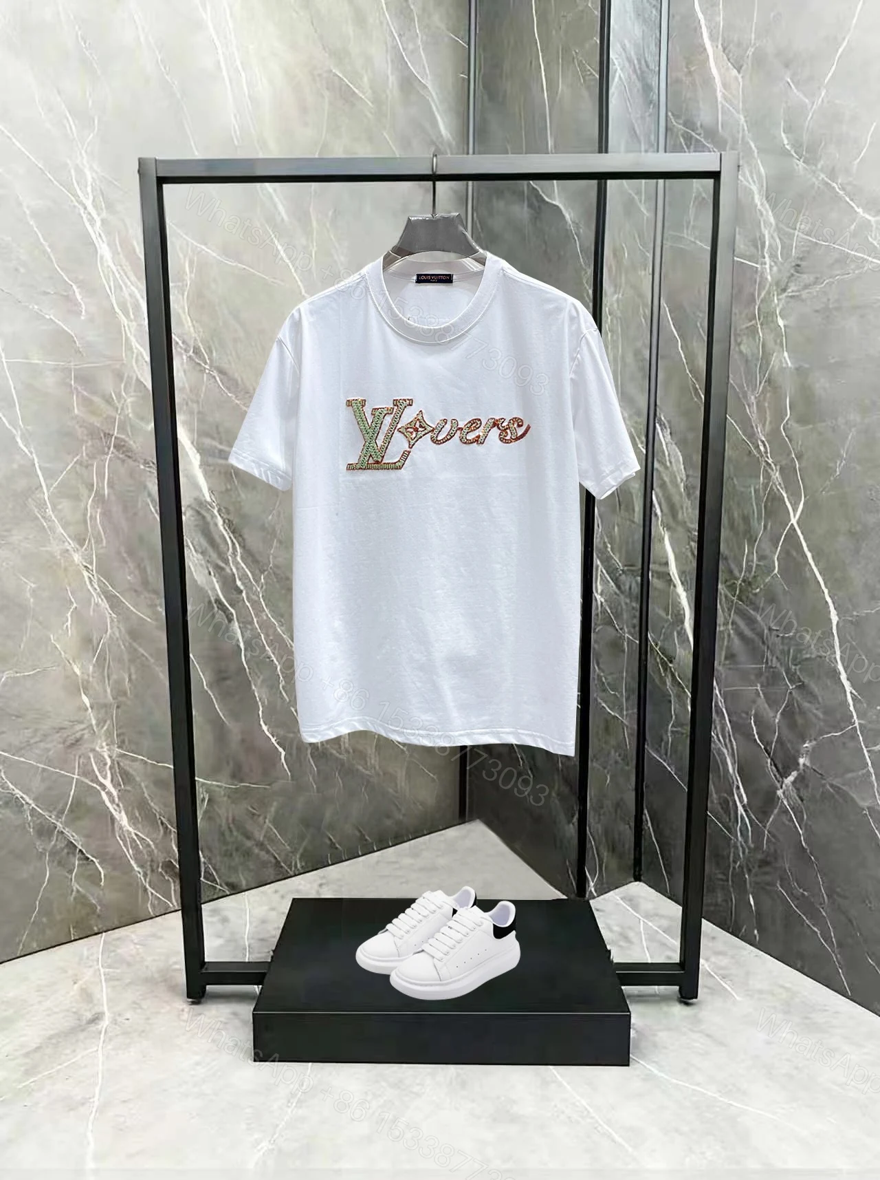 LV 高仿 男款 刺繡Logo短袖T恤 百搭簡約設計 休閒日常風 — view 1
