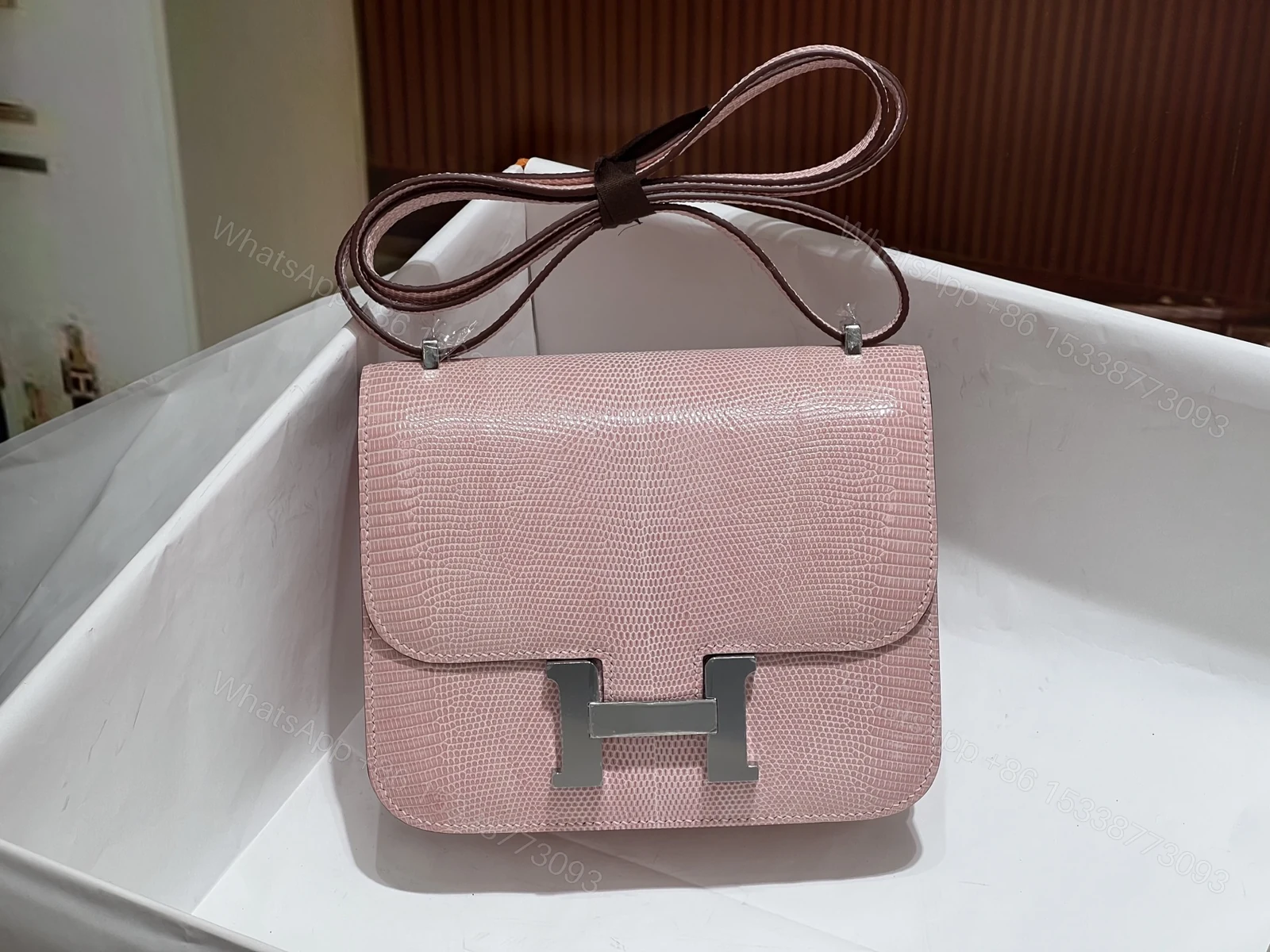 Hermes A貨 女款 Constance 淺粉鱷魚紋斜背包 高端優雅氣質包 — view 1