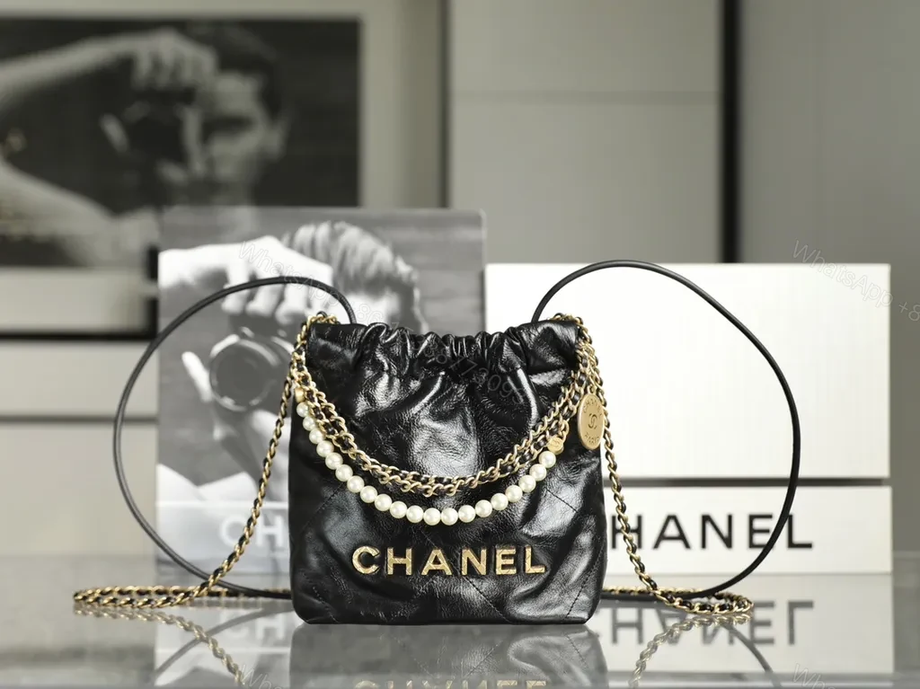 Velvet Chain-Detail Shoulder Bag: Luxe Compact Elegance — view 1