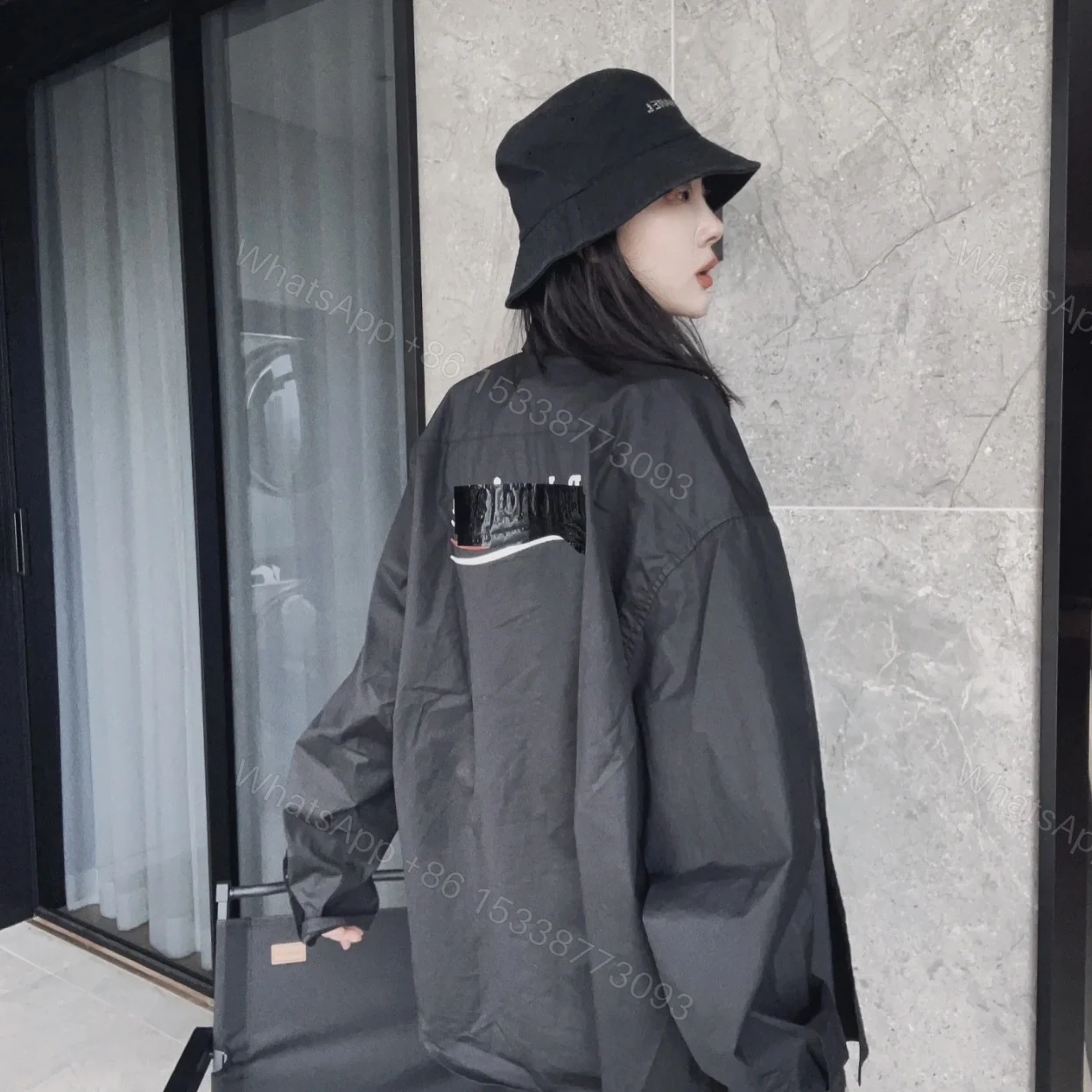 View 15 of 高仿Balenciaga*SS23系列719874壓膠塗層LOGO襯衫黑色