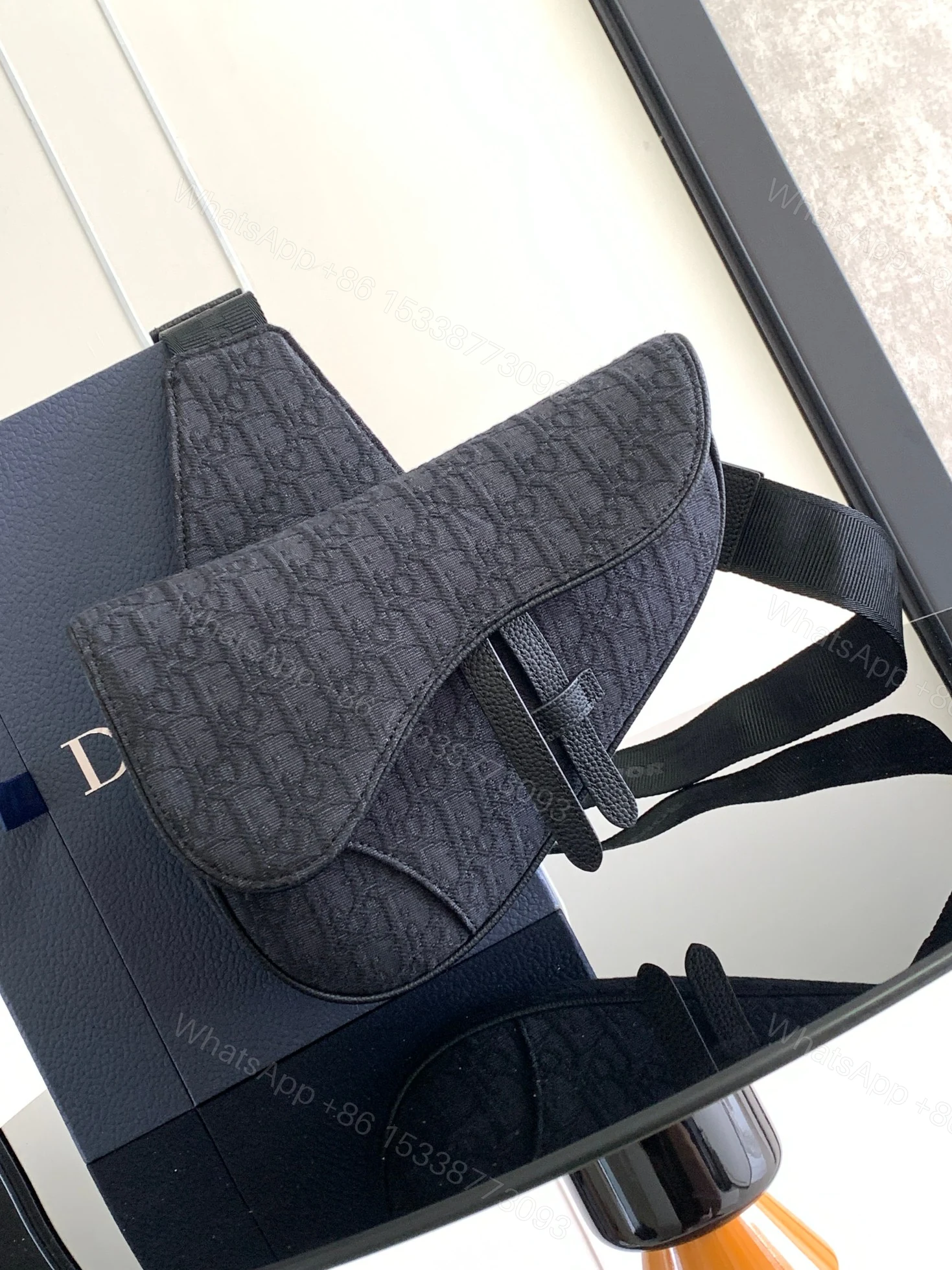 Dior一比一男款全黑刺繡馬鞍包 簡約沉穩型格展現 — view 1