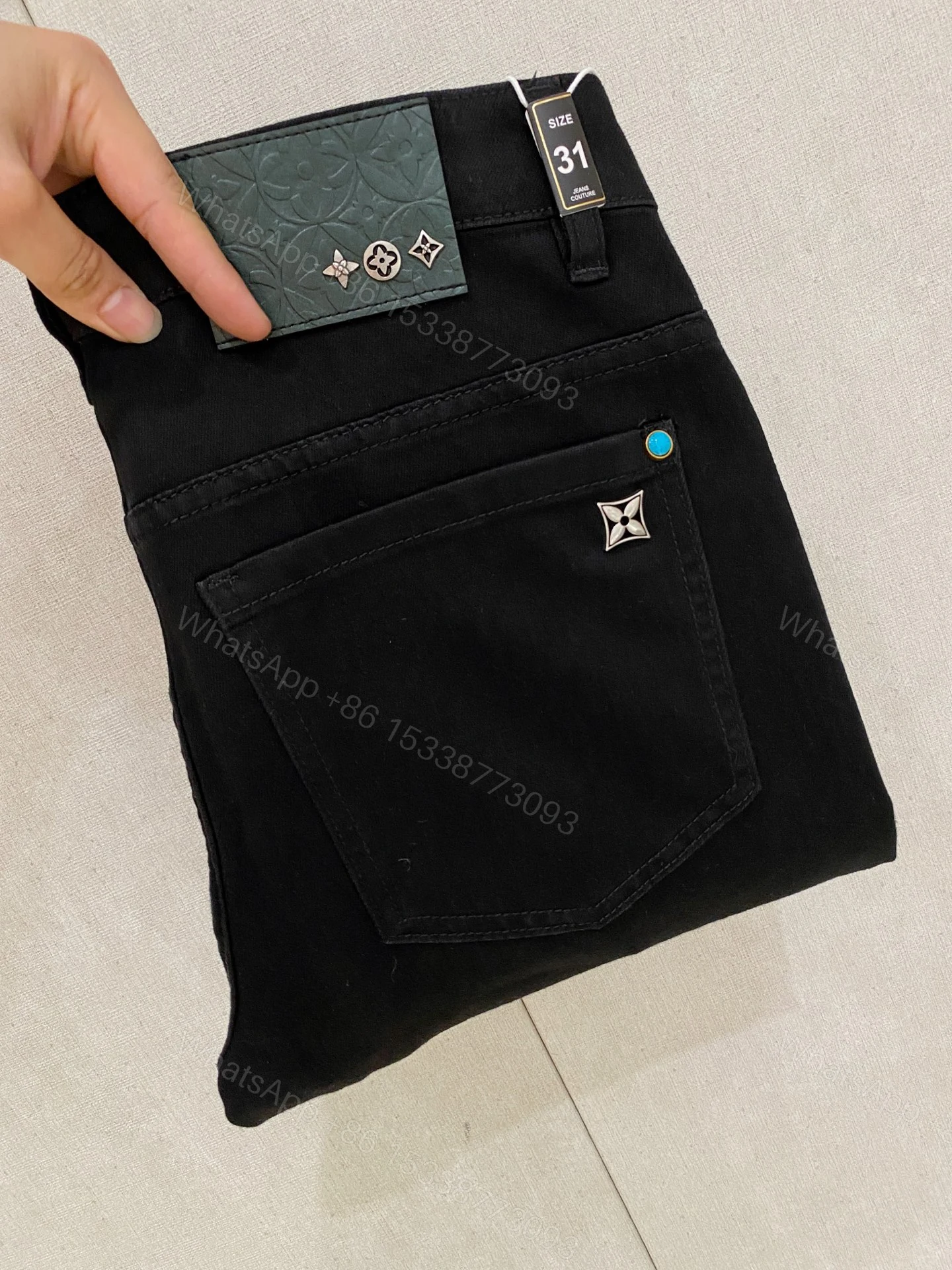 LV 高仿 男款 黑色直筒牛仔褲 簡約高級感設計 — view 1