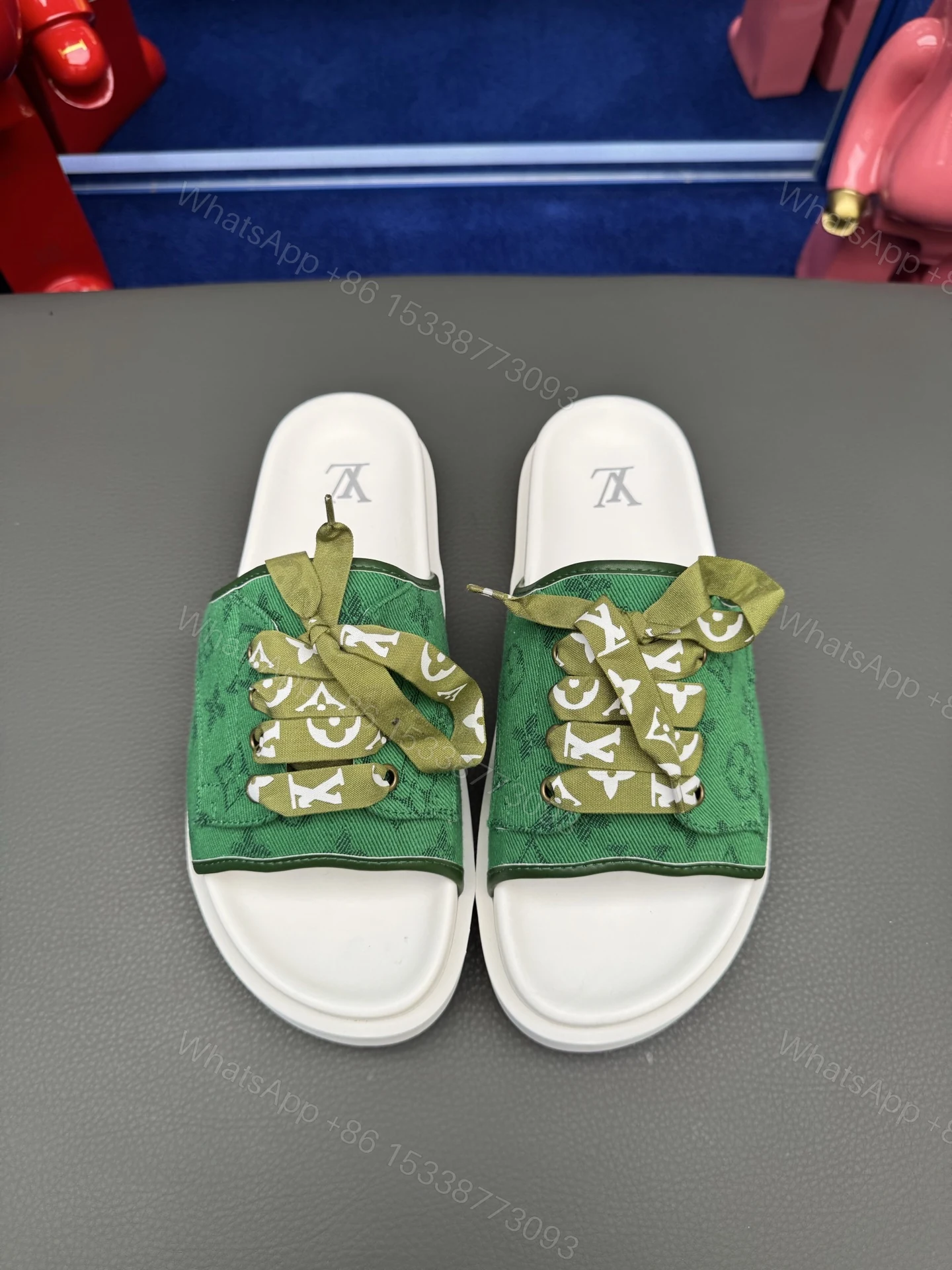 LV 精品仿製白底綠帆布拖鞋 老花繫帶款 夏日百搭吸睛造型 — view 1