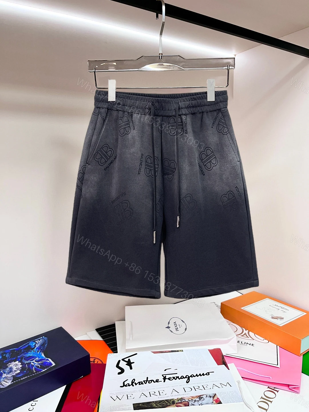 Balenciaga 原單 男款短褲 滿版Logo印花設計 寬鬆潮流款 — view 1