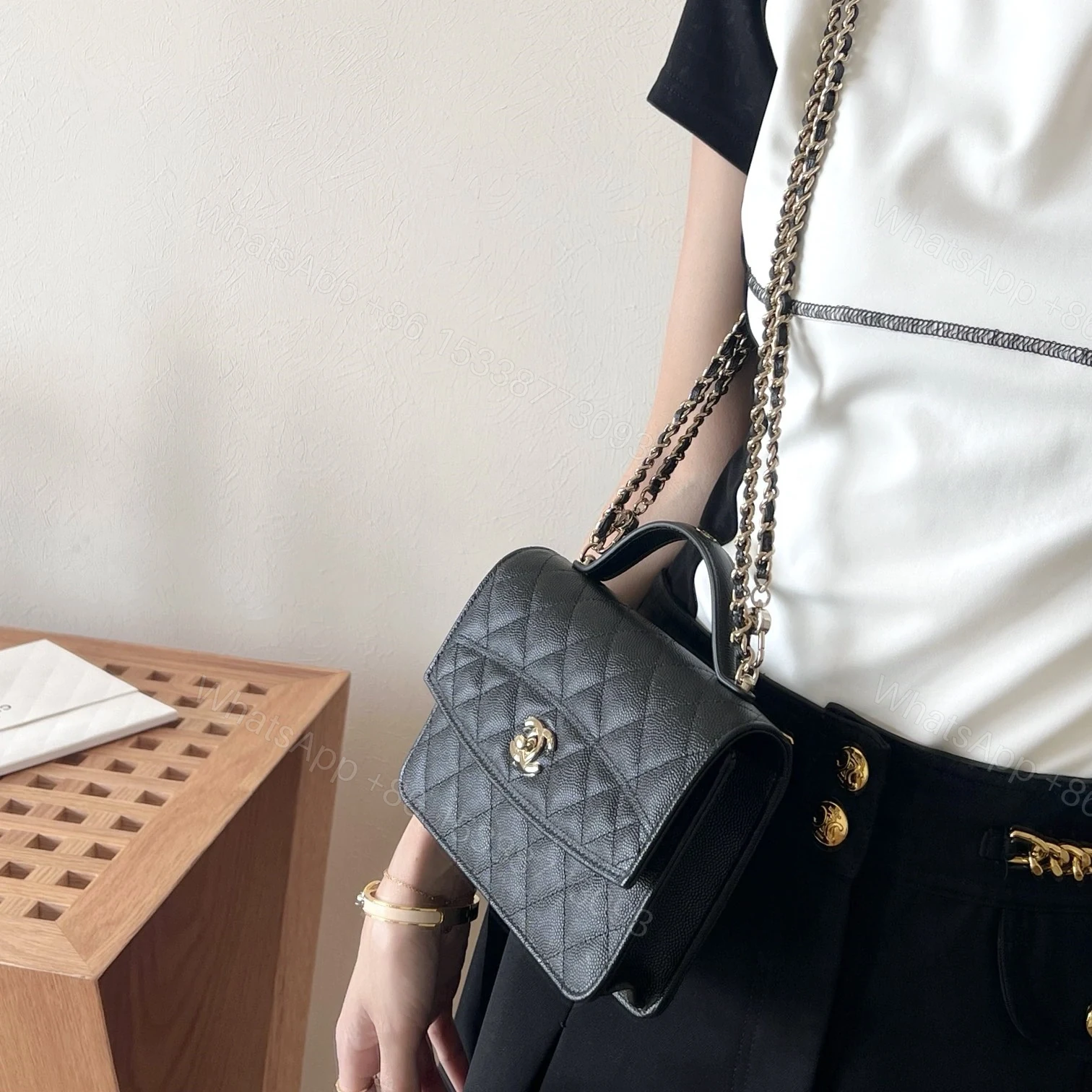 View 16 of 高仿Chanel*25C系列AS4406小球紋牛皮郵差包黑色免檢版