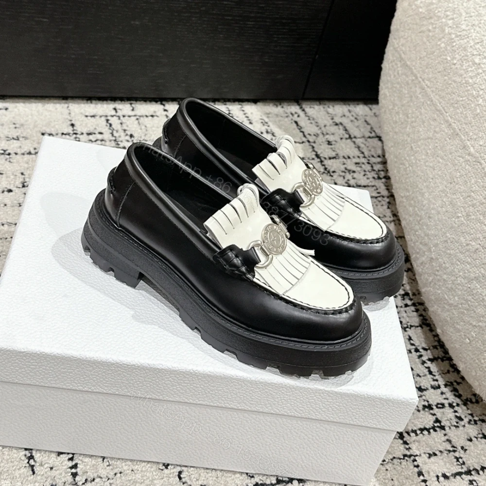 View 3 of 高仿Dior*Emblem系列KDB964女款樂福鞋黑白免檢版