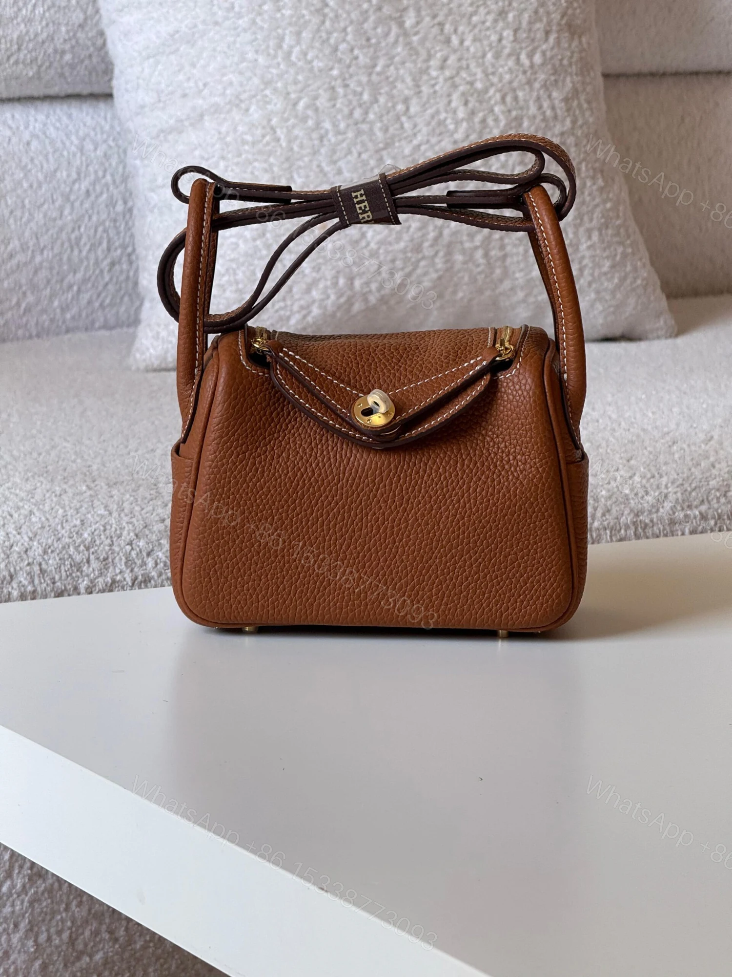 Hermès Mini Lindy 20 bag in Gold Clemence leather — view 1
