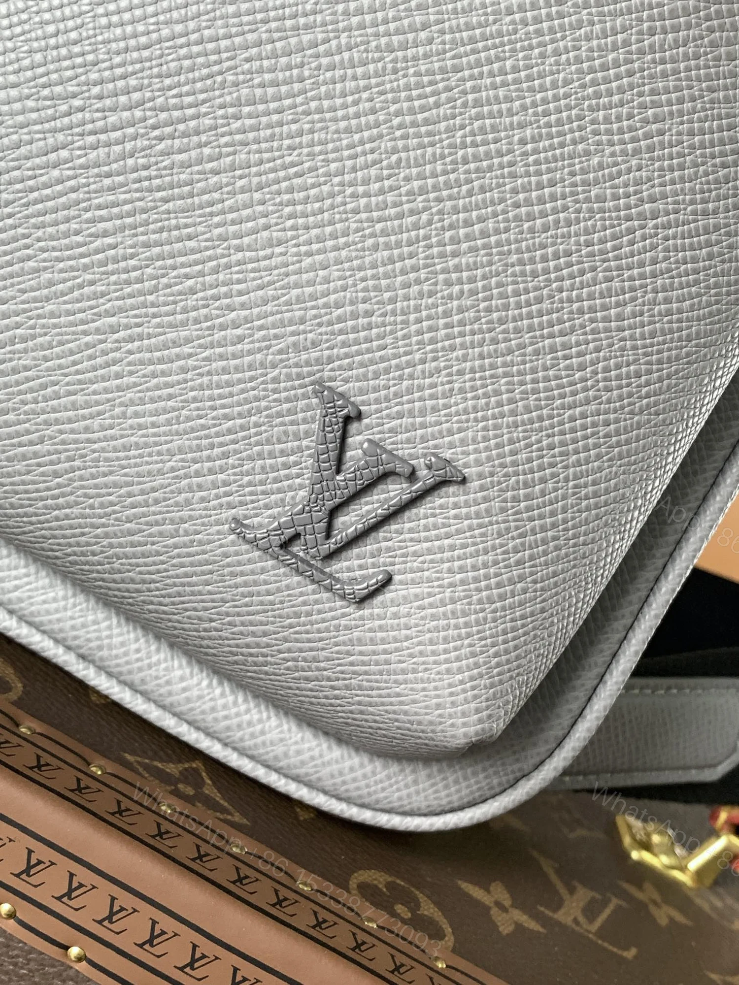 View 2 of LV AVENUE SLINGBAG 31 IN GREY TAIGA LEATHER