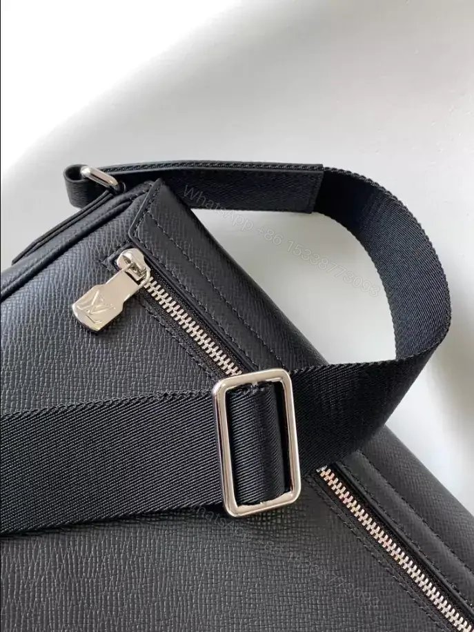 View 5 of LOUIS VUITTON DISTRICT PM – LBV410