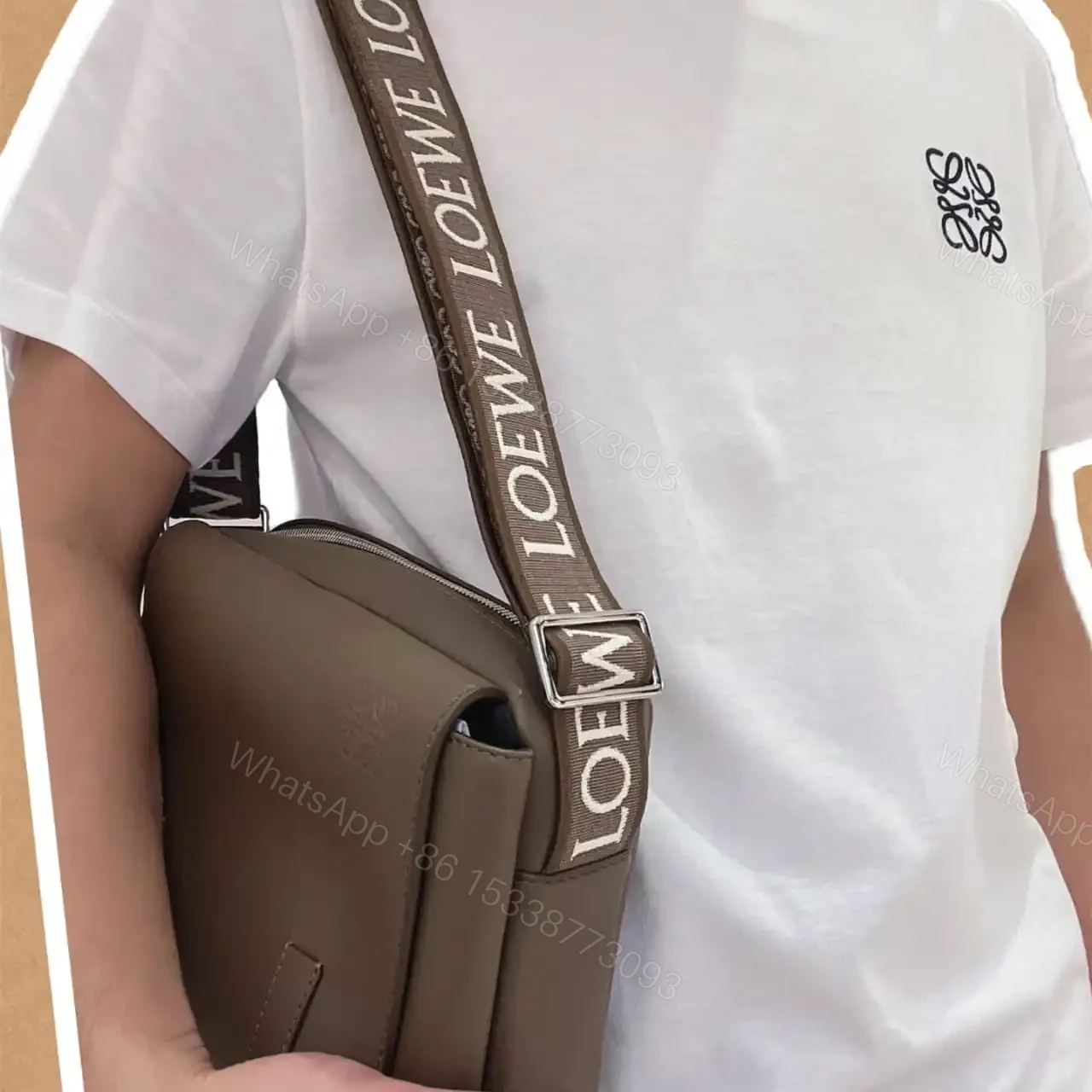 View 15 of 高仿Loewe*Military系列8721牛皮男士郵差包棕色小號免檢版