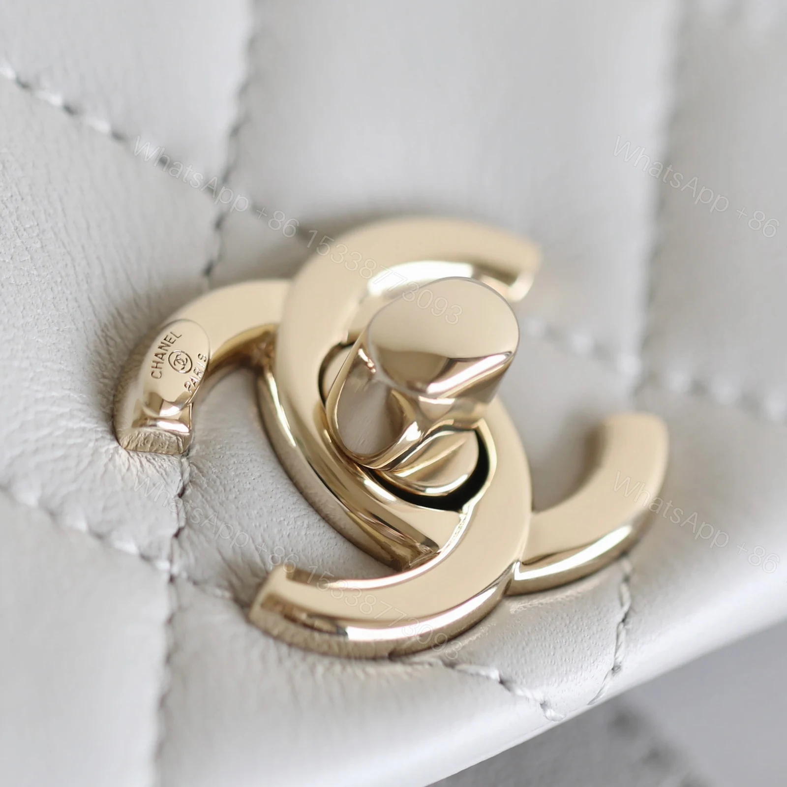 View 19 of 高仿Chanel*24K系列AS2908小牛皮淡灰雙肩包大號免檢版