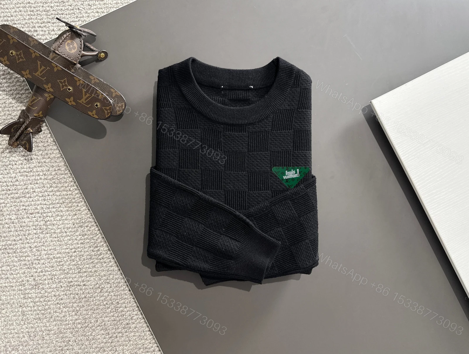 LV A貨格紋針織衫黑色男款設計感三角Logo點綴款 — view 1