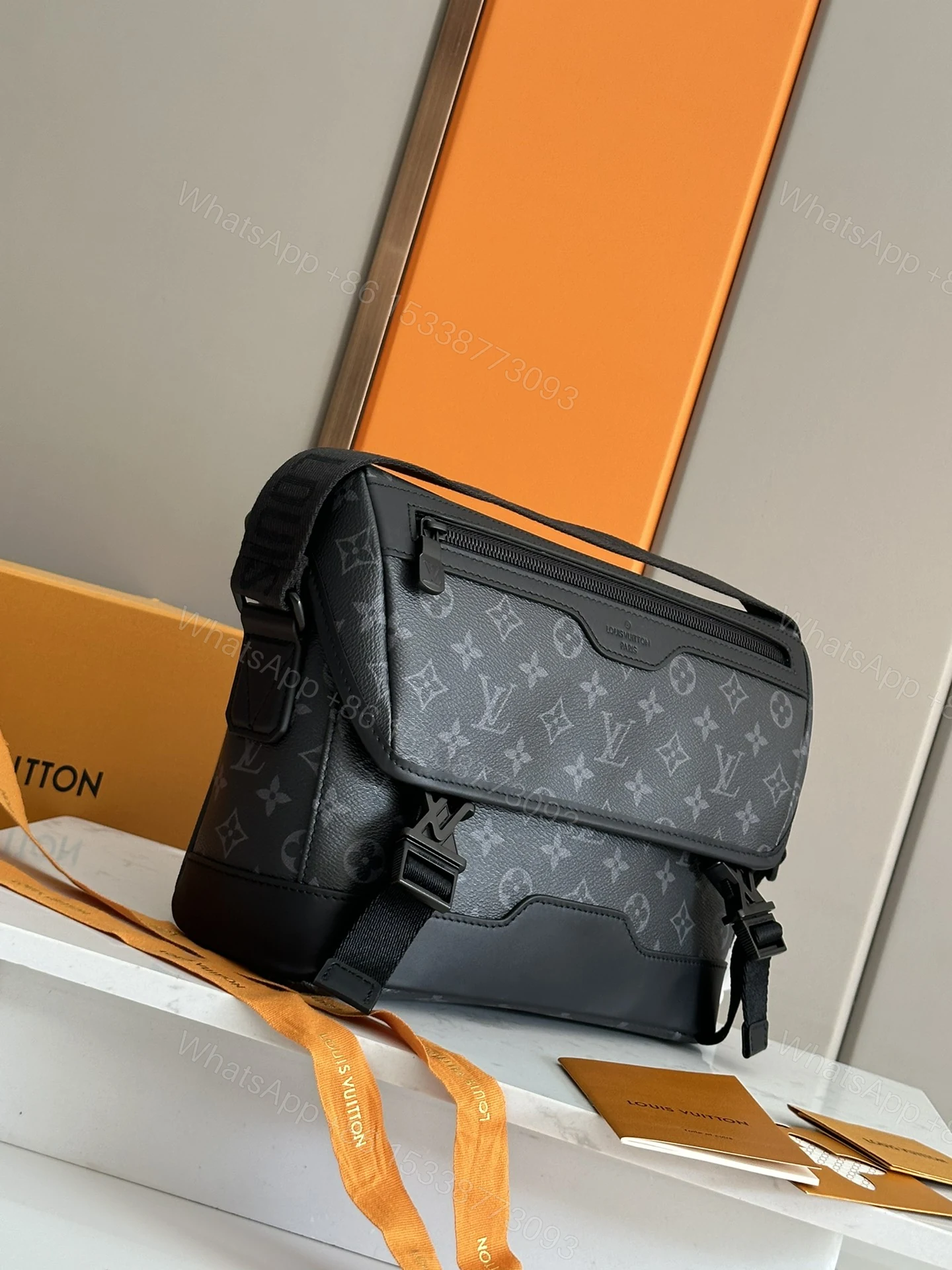 LV精品仿製黑色郵差包 Monogram壓紋款 男士斜背信差包推薦 — view 1