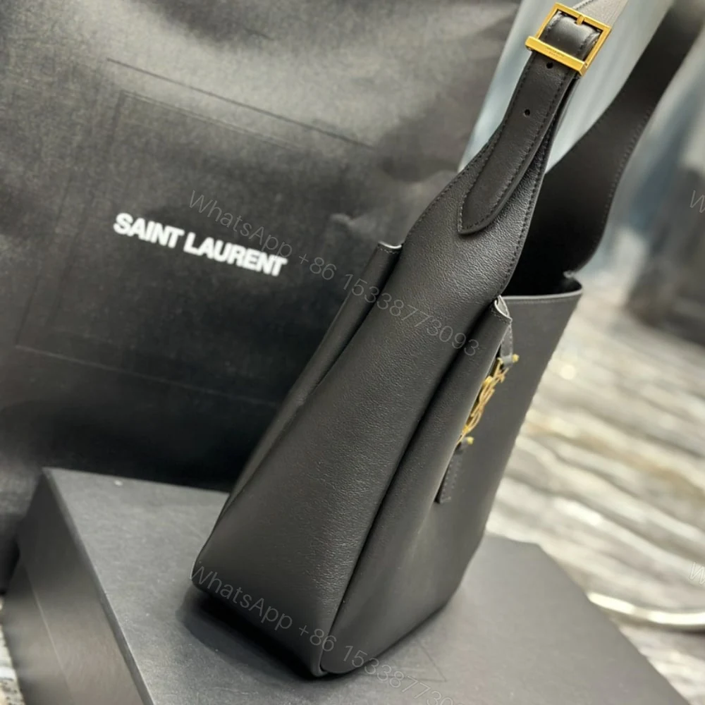View 4 of Louis Vuitton Le 5 À 7 Supple Large In Grained Black 31Cm 753837AAAUQ1000