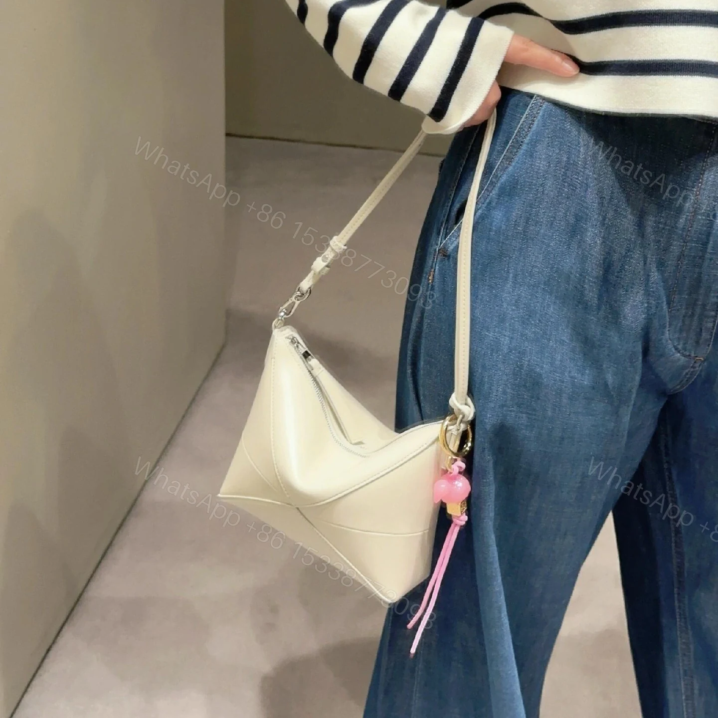 View 17 of 高仿Loewe*Fold系列3006小牛皮手提單肩包白色免檢版